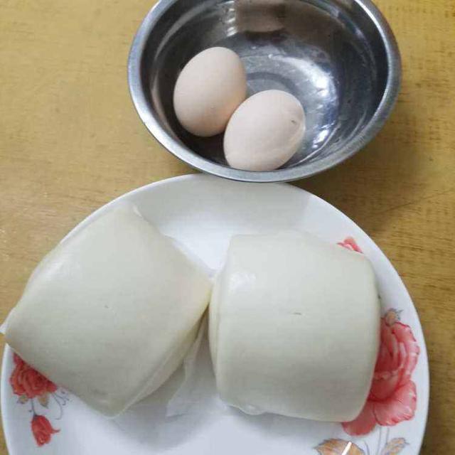 一个剩馒头 两颗鸡蛋,居然做成超级好吃的早饭,快学学吧