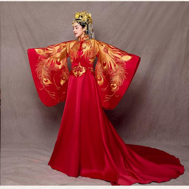 10,巨蟹座这件嫁衣最大的特点就是胸前的圆圈造型,寓意团圆圆圆.