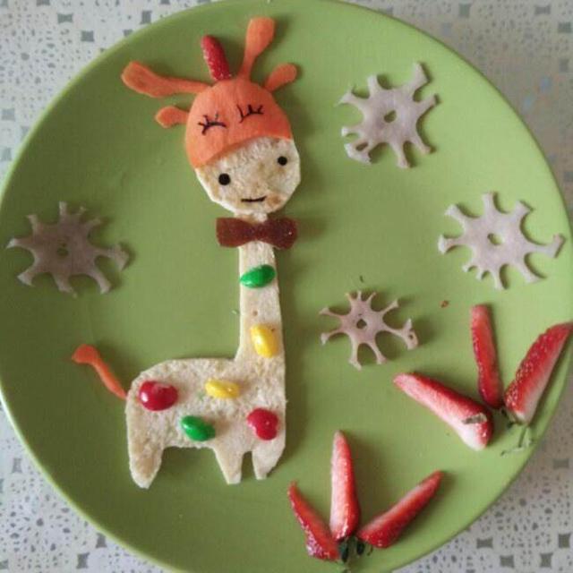 面包片,馒头来做,煎好鸡蛋饼,剪刀剪成小鹿身体的样子,然后胡萝卜切片