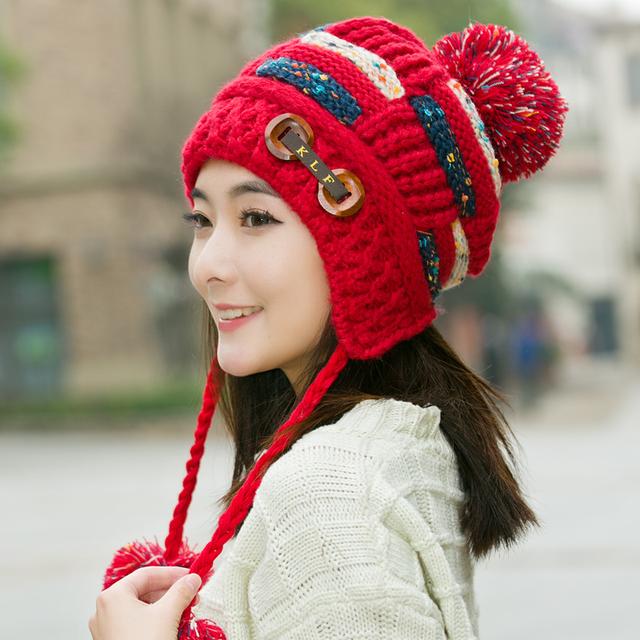 很有学院风格的一顶针织帽子,采用撞色的设计,颜色俏丽搭配和谐,戴着