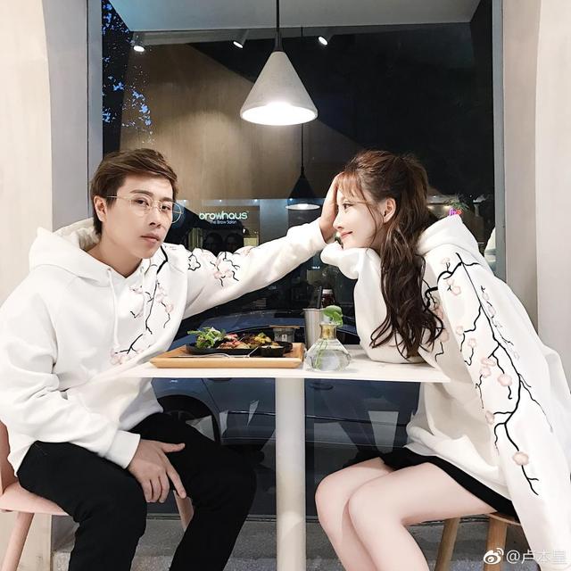 卢本伟牛逼!女朋友uu微博晒全家福