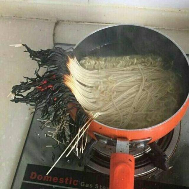 这位同学饿坏了,拿只桶来泡面,还吃的津津有味啊