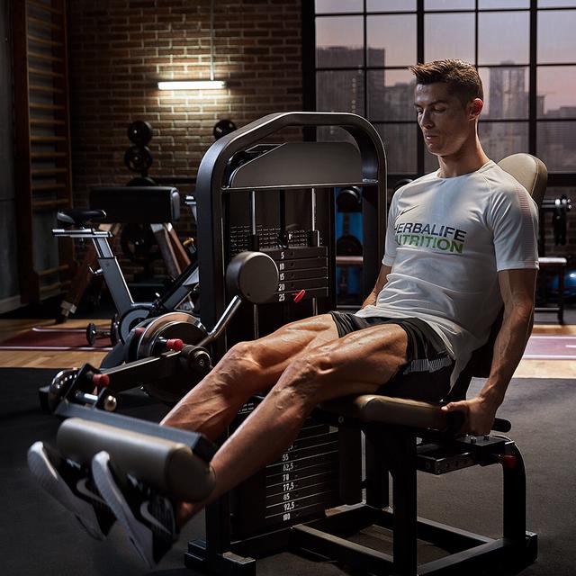 c罗永远保持高度的专注和自律,超强的训练量让他的身体始终健硕,肌肉