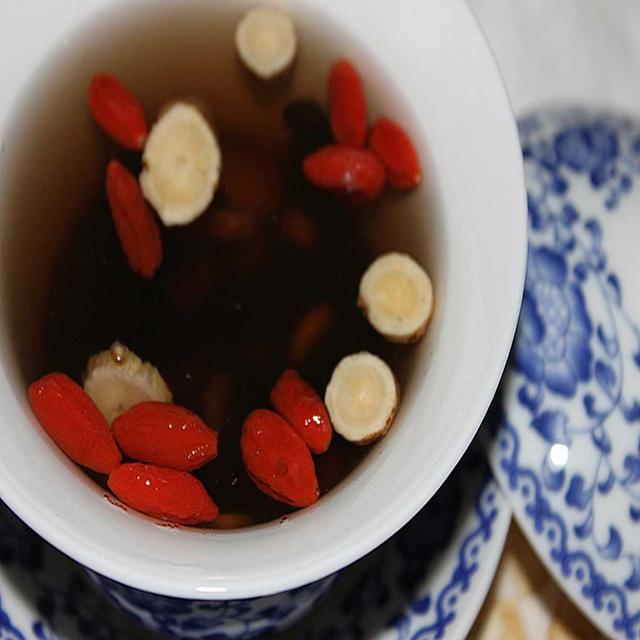 冬天养生就喝黄芪泡水,但医生却说:这2种人最好一口也不要多吃