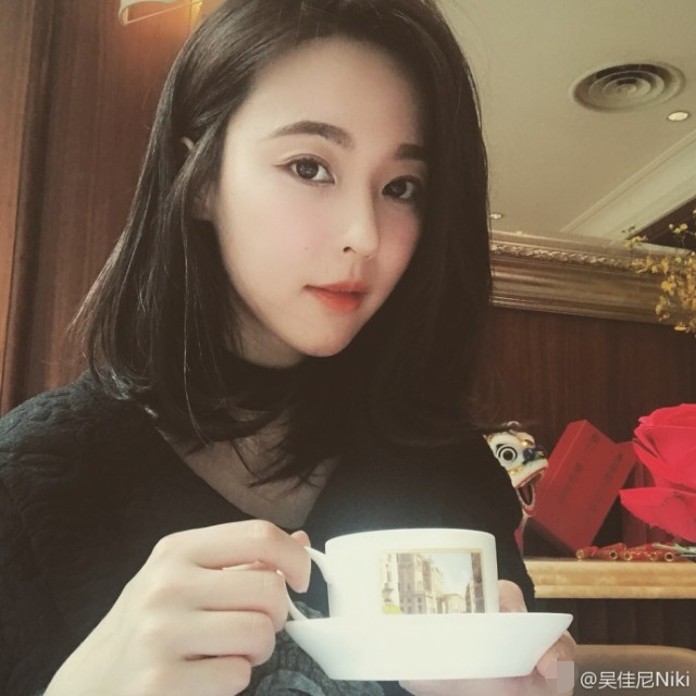 马景涛前妻吴佳尼晒美照,离婚后生活惬意美如少女!