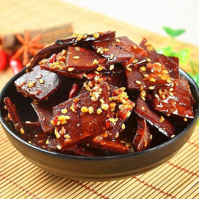 鲜香诱人的酱板鸭：传统美食的现代演绎