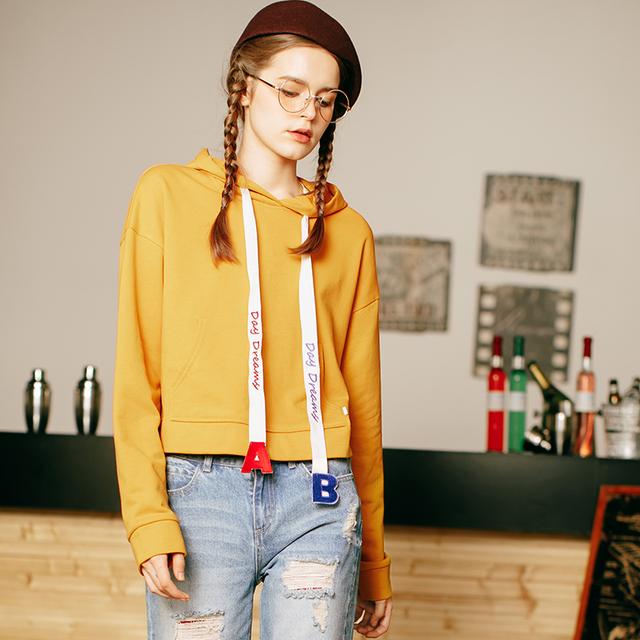 今年流行的焦黄色打底衫,穿上显皮肤白,搭配外套更靓丽