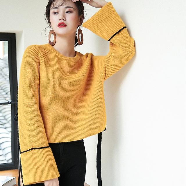 今年流行的焦黄色打底衫,穿上显皮肤白,搭配外套更靓丽