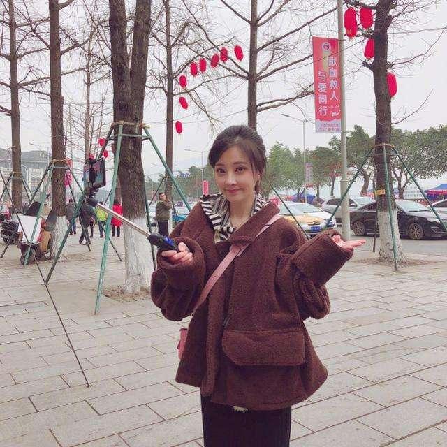 冯提莫爷爷曝光 冯提莫讲诉做主播幕后的故事三年唱歌几千首终成功
