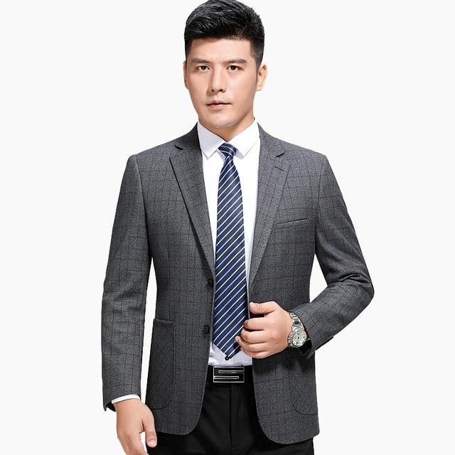 新款男士休闲西服时尚又充满了男人的硬朗气质,怎么穿都好看