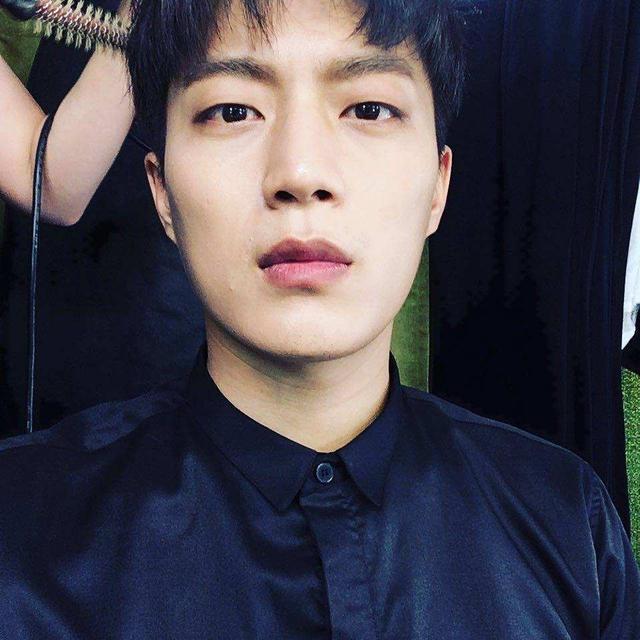 黄旼泫其实是典型的桃花眼了,看他的五官就是很精致的类型,放在古代