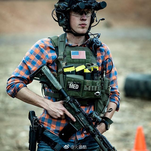 发一组玩枪大神卢卡斯|卢卡斯|玩枪|大神_新浪网