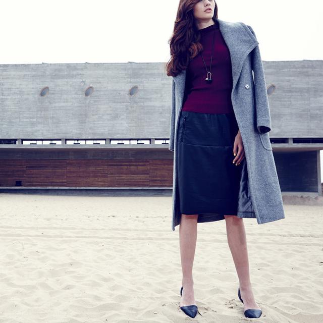 袁姗姗在巴黎街头大秀摩登小皮裙,吸睛时尚,爆款女神当之无愧