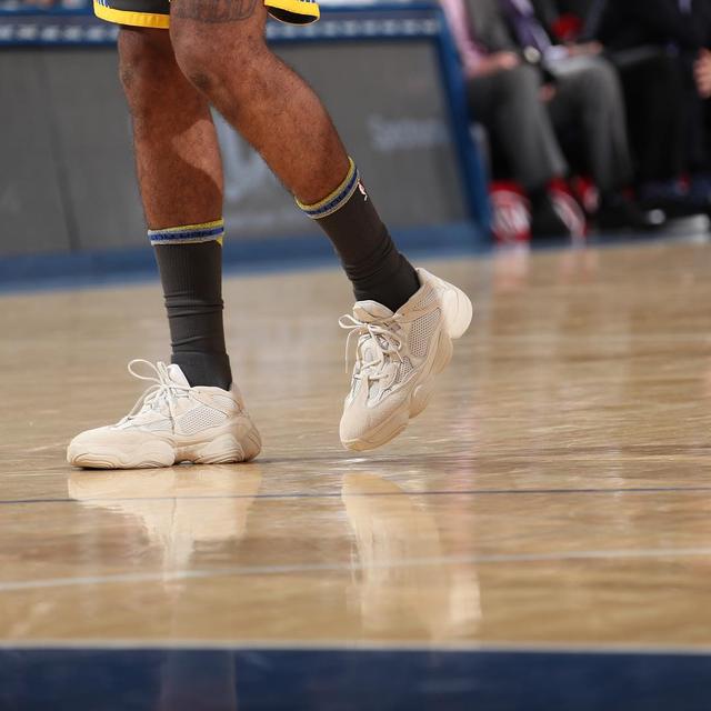 尼克杨又穿着侃爷的yeezy上了nba赛场这是第几次了