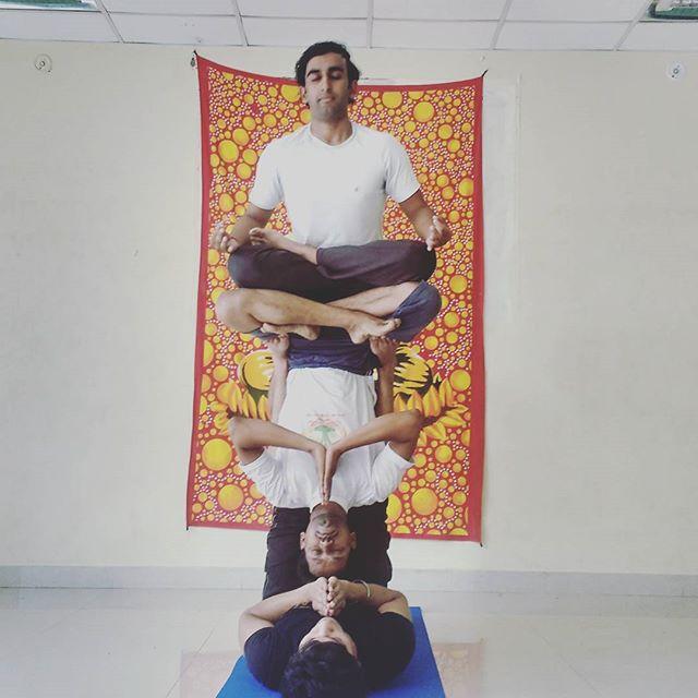 下图包含体式:鹤禅式,蝎子式,手倒立变体下犬式的叠罗汉.