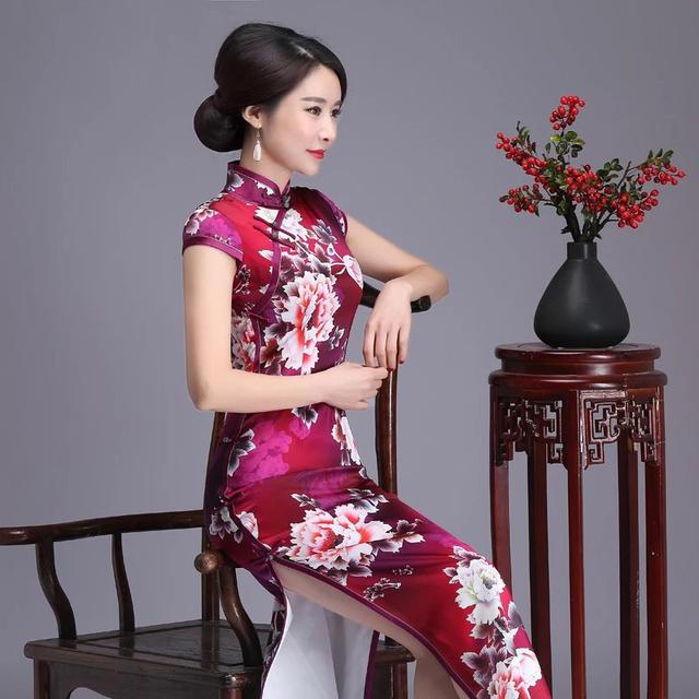 紫红牡丹花旗袍,让你美如临水照花!