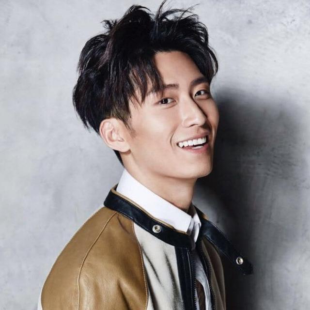 窦骁和古力娜扎在上海拍新剧, 八字眉很惹眼