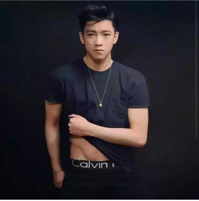 94年出生的越南人,叫chriskhoa,不过 他本行不是飞行员,是一位a&f男模