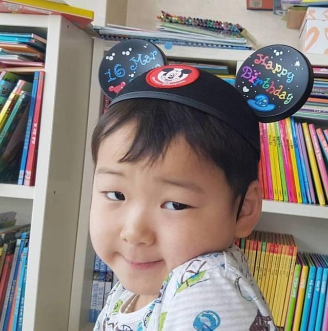 现在民国也长大了,腿变长了但是长大的民国有点油腻,有点像小岳岳