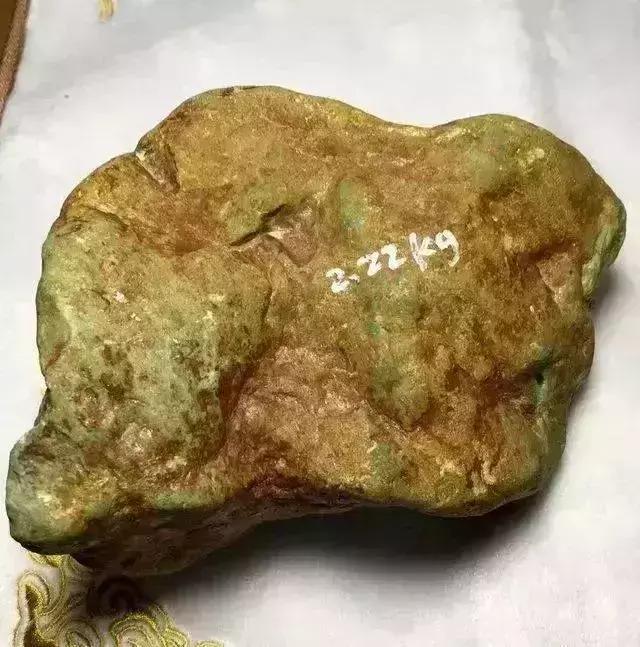 什么叫狗屎地里出高绿? 诺! 说的就是这块巨丑无比的翡翠原石!