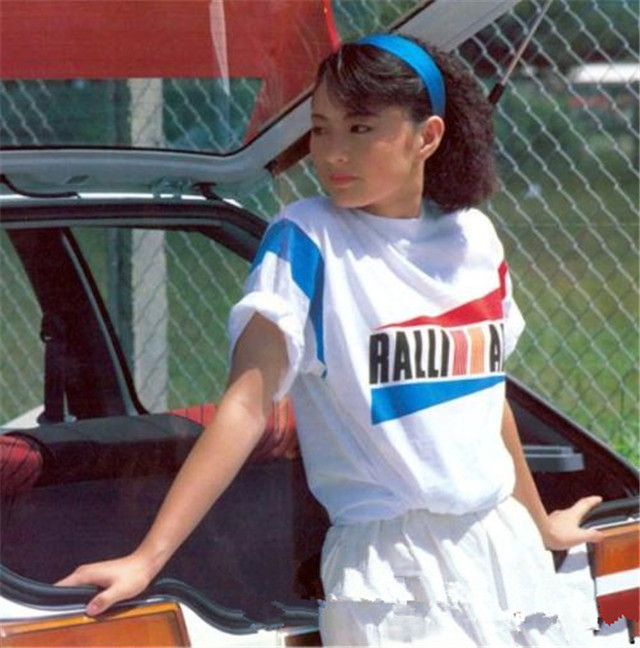 年轻时的李赛凤,由于有着姣好的面容和高挑的身材,深受国内富豪的喜爱