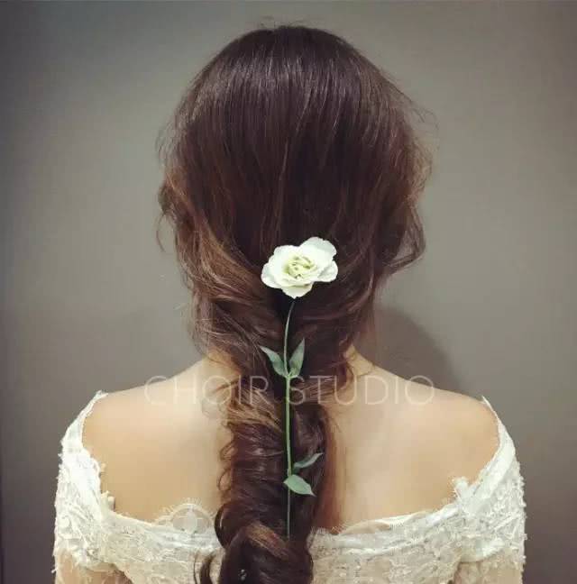 戴花儿新娘背影杀!top50戴花发型炸出咯春日少女心!