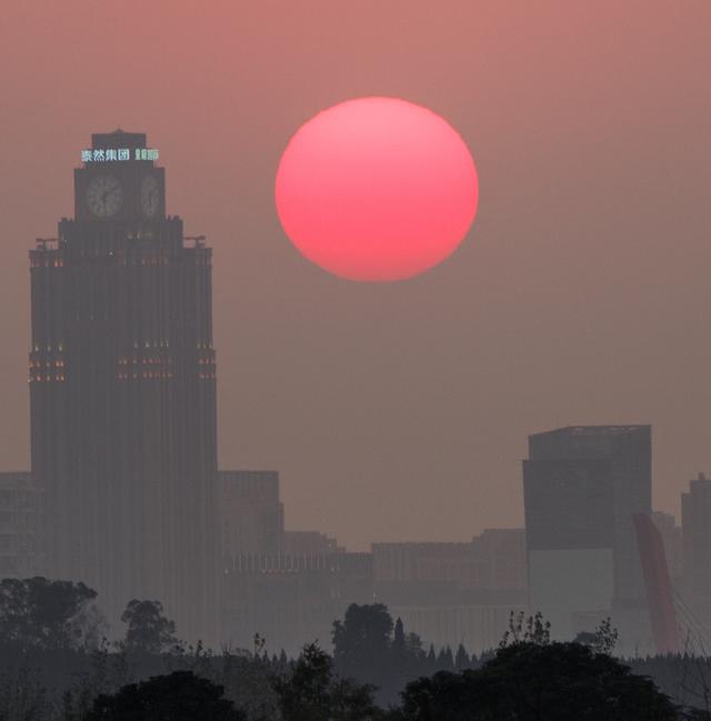红太阳挂成都天穹摄影师拍到今年最红最大的醉美夕阳
