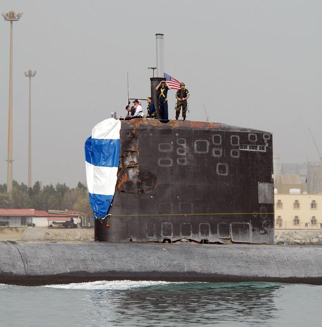 值班士兵打瞌睡 核潜艇一头撞上巨型战舰 10万升燃油流入大海