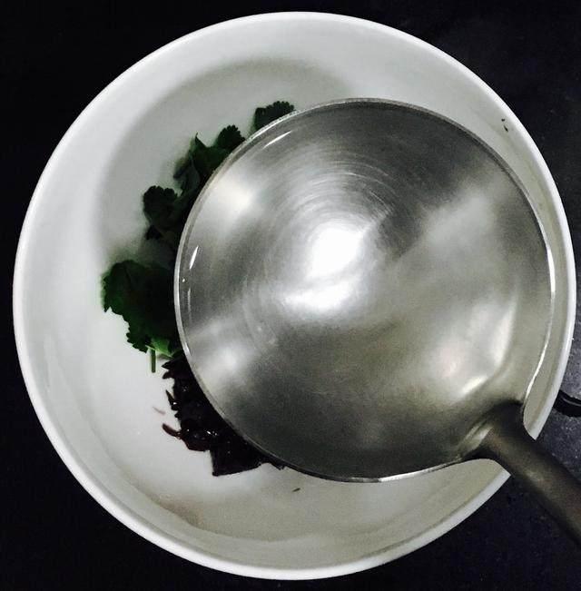 把煮好后的馄饨,盛在汤碗里,一碗秘制的