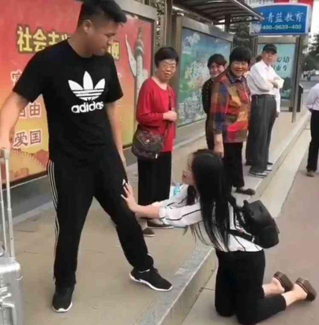 女子当众给男友下跪,男友狠心拒绝,知道真相让人唏嘘不已