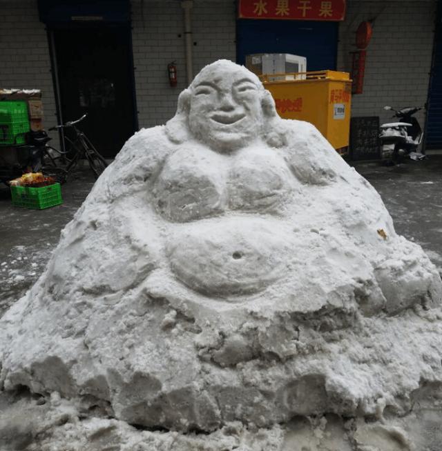 重庆多地区降大雪,搞笑雪人暴走街头!网友:活捉野生"弥勒佛"