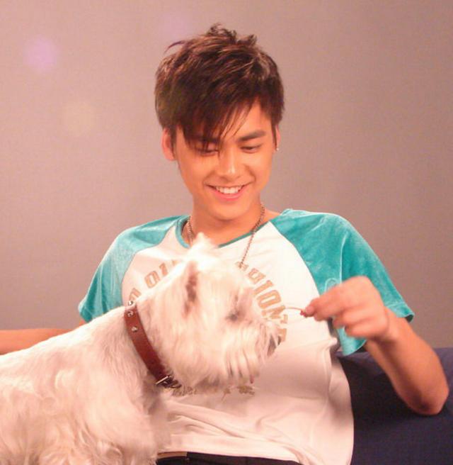 李易峰早年珍藏旧照:一头黄毛青涩照稚嫩,呆萌可爱招人喜欢!