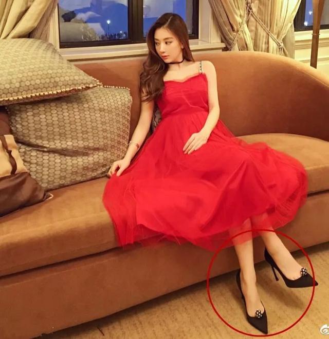 同样是小脚女明星,迪奥对赵丽颖和王子文的待遇差别也太大了!