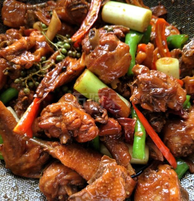 婆婆在家用鲜花椒炒鸡肉,嘴巴麻得快肿了还想吃