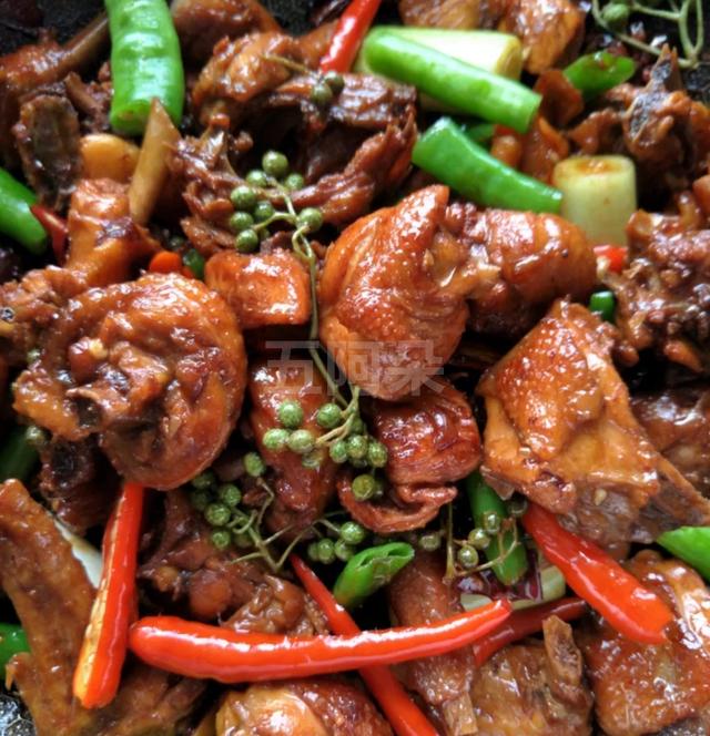 婆婆在家用鲜花椒炒鸡肉,嘴巴麻得快肿了还想吃