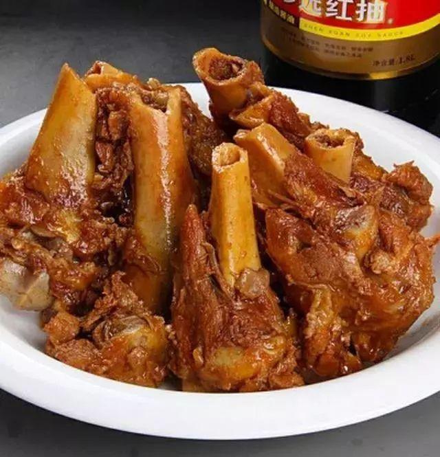 除了骨汤外,首要推荐的,是他们家进店必点的卤骨头
