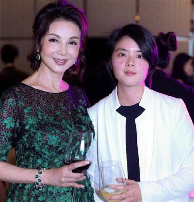 她便是谢玲玲,56年9月出生在中国台湾,是童星出身的台湾女演员,64年