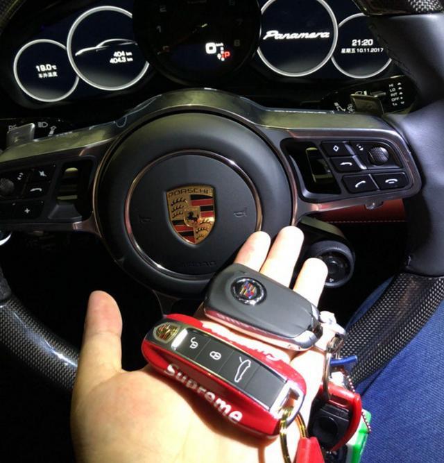 钥匙设计也是传承了帕拉梅拉的设计风格,小小的迷你车模,作为一款钥匙