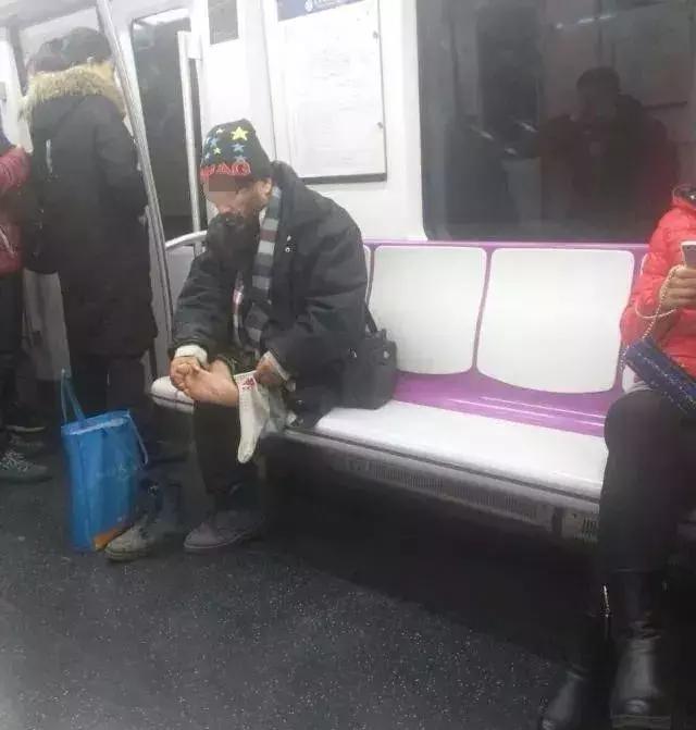北京地铁15号线一大叔当众脱袜抠脚 随后狂数百元大钞