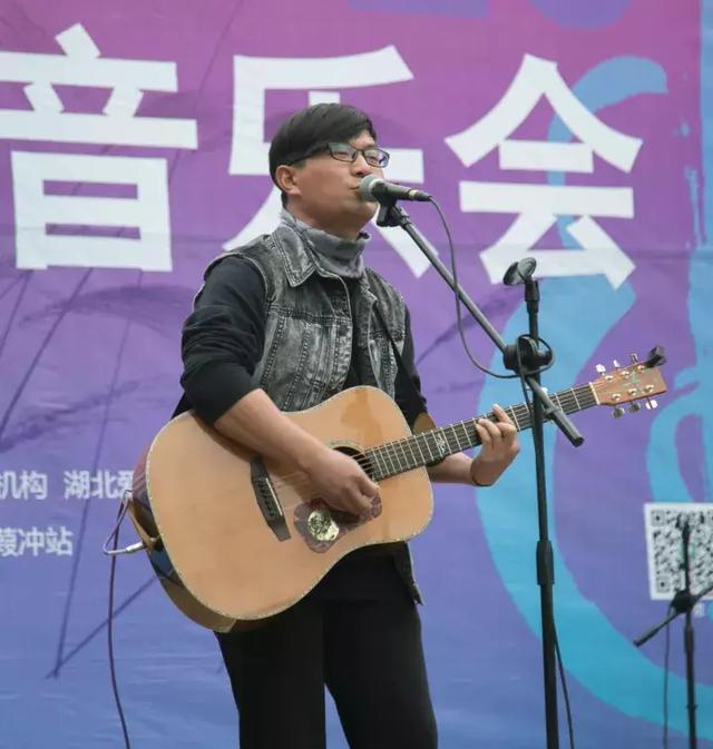新工人艺术团的吉他/主唱路亮,为大家演唱了两首原创歌曲《一路有你》