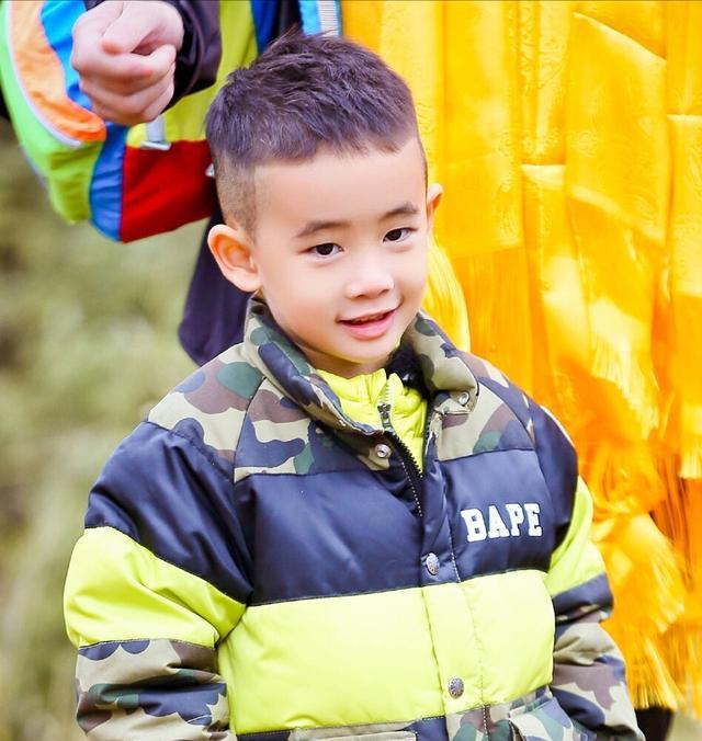 看到小小春jasper穿迷彩服好想问他缺妹妹吗二十多岁的那种