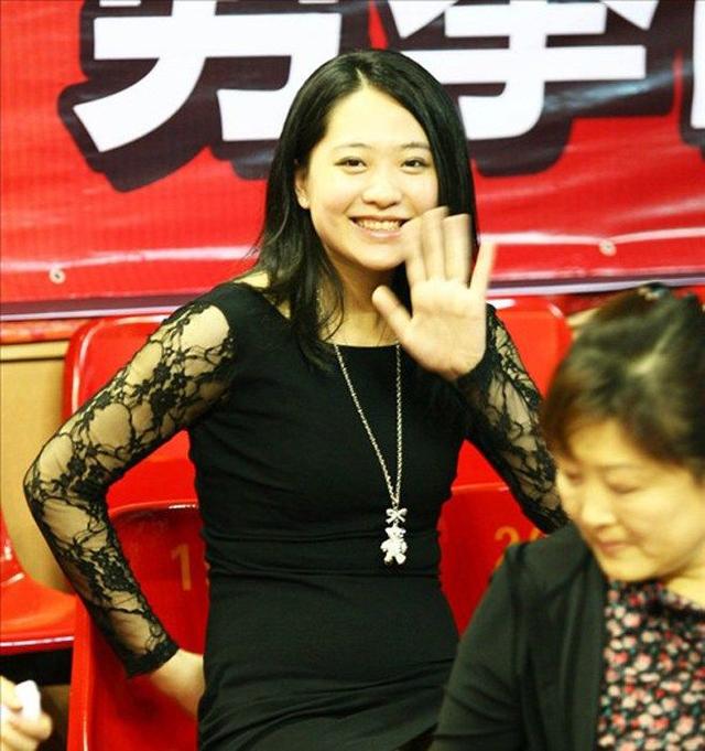 朱芳雨在雅典奥运会时对中国艺术体操队队员胡美一见倾心,一直猛烈