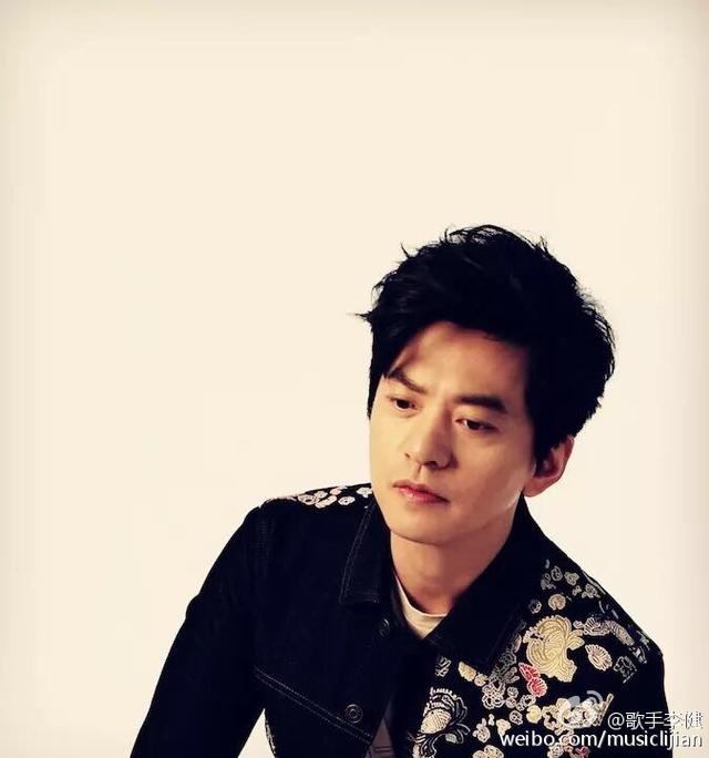 清华哥哥李健微博晒弹吉他,一张图评论区炸了,网友盛赞:音乐诗人