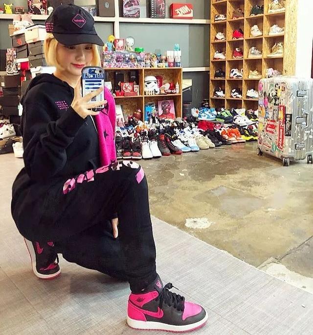 djsoda!你们的aj女神大佬,这一屋子的潮牌值多少钱呐