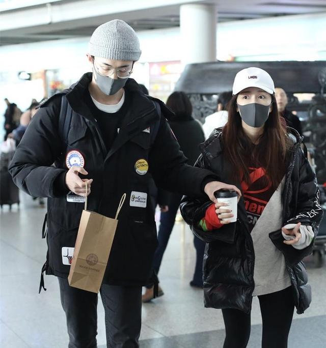娄艺潇和男友李川现身机场 李川男友力上线给女友买热咖啡喝