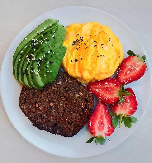 尝试着自制减脂料理 并分享给其他人 ▼ 牛油果三文鱼食物 可