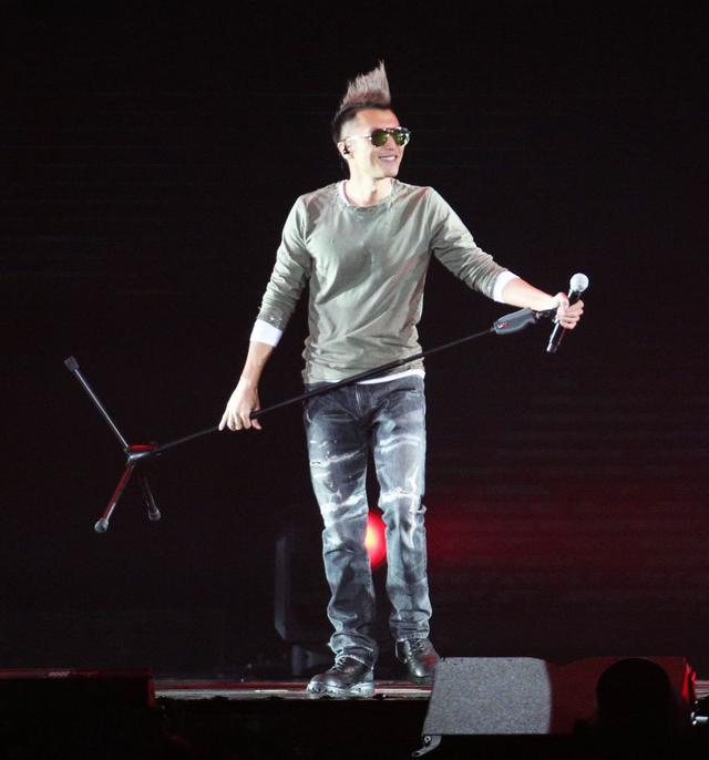 谢霆锋演唱会上鸡公头竟然是电熨斗烫的, 网友: 王菲喜欢这个类型