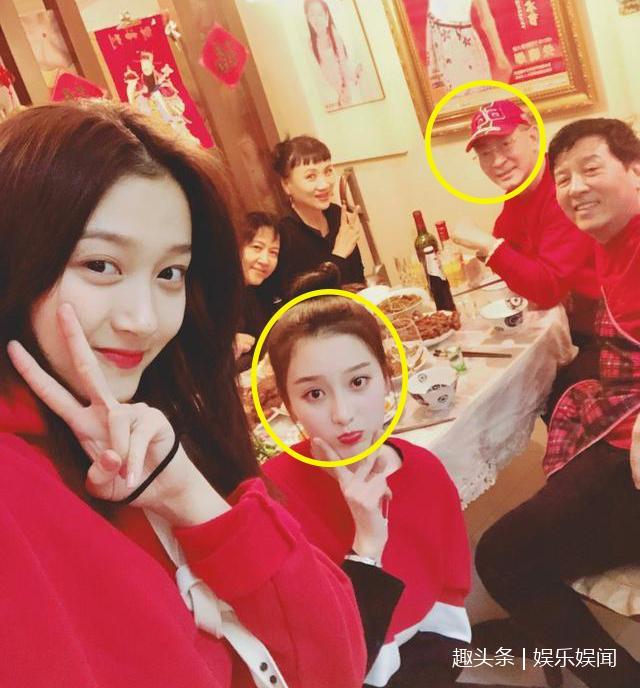六小龄童与关晓彤吃年夜饭!漂亮小姐姐格外显眼!