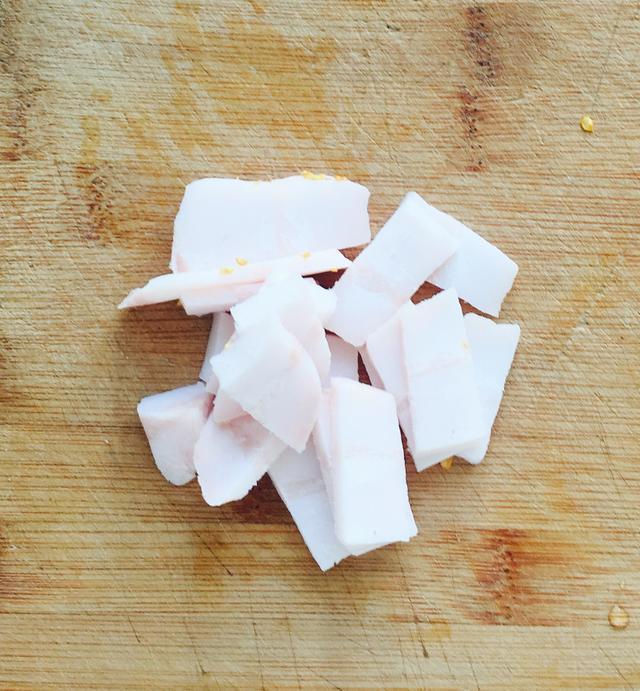 一块儿,切成厚薄均匀的肥肉片干咸鱼一条大约400克左右用清水冲洗干净