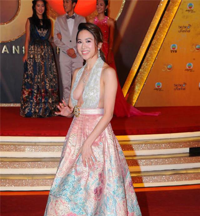 邵珮诗现身台庆50周年大胆着装称不是搏出位只是尊重场合